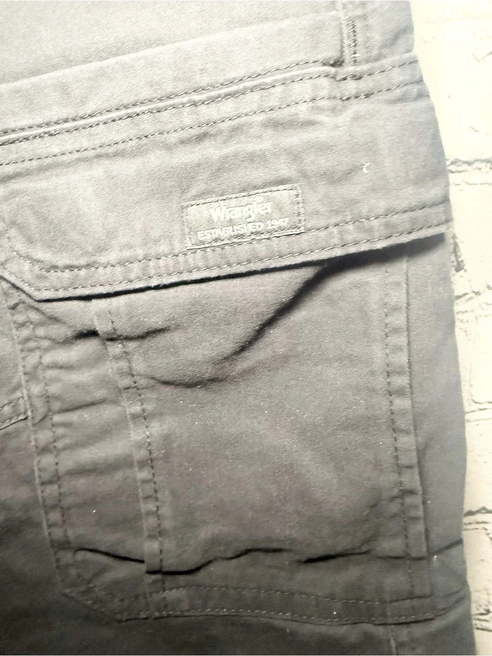 Wrangler. Black cargo shorts. Size 32